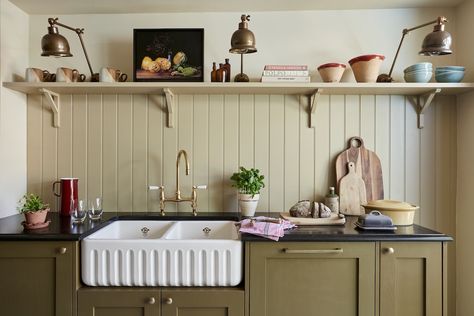 Kitchen Panelling, Howdens Kitchen, Kitchen Victorian, Kitchen Vibes, Seaside House, Victorian Kitchen, English Kitchens, Charming Kitchen, Kitchen Design Inspiration