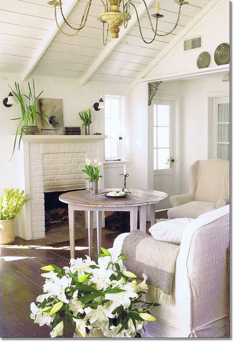 Lately I keep looking at decor photos in order to keep myself focused on the look I really want in my home. When I was first married, I loved the Asian look. Then my sis turned me on to American Country style (I know, quite a difference). This led to a more Modern Country style … Chic Lake House, Green Shiplap, Swedish Interiors, Deco Champetre, Modern Country Style, Casa Vintage, Swedish House, White Cottage, Coastal Living Room