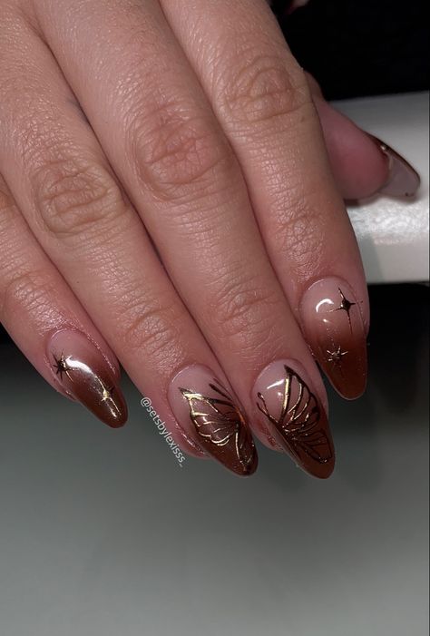 Trendy Nails Maroon, Brown Nails Art Designs, Red And Gold Butterfly Nails, Butterfly Nails Gold, Maroon Gold Nails, Nail Art Maroon Elegant, Brown Butterfly Nails, Nail Art Designs Brown, Nails Art Butterfly