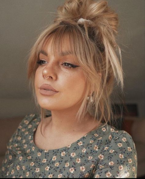 Fall Hairstyles with Curtain Bangs: 15 Trendy Ideas - thepinkgoose.com Cute Bangs Haircut, Straight Hair With Curtain Bangs, Waves With Curtain Bangs, Maria Layton, Bangs Haircut Ideas, Hairstyles With Curtain Bangs, Haircut Ideas Trendy, Bangs Haircut, Cute Bangs