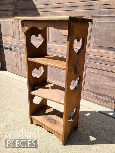 Diy Shelf Refurbish, Diy Redo Furniture Ideas, Repurposed Bookshelf Ideas, Unique Bookshelves Diy Bookshelf Ideas, Vintage Display Shelf, Heart Shelf Makeover, Old Shelf Makeover, Shelf Makeover Diy, Diy Small Bookshelf