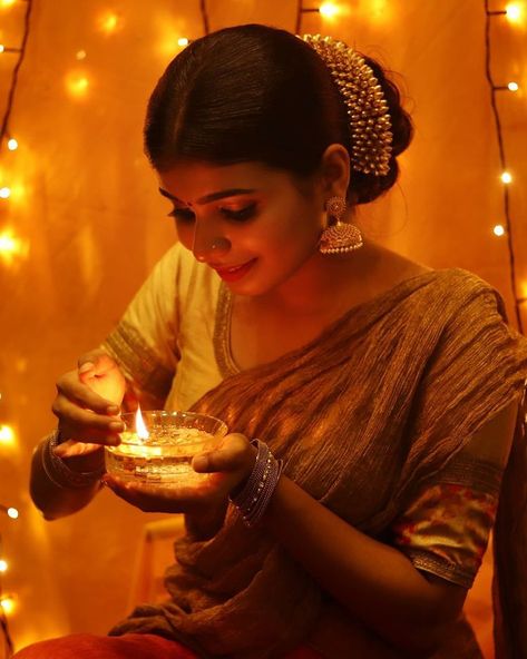 Diwali Photography Ideas, Kerala Girl, Cute Couple Names, Saree Pose, Diwali Photography, Diwali Pictures, Diwali Photos, Beautiful Photoshoot Ideas, Saree Poses