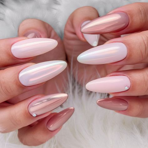 A striking set of stiletto-shaped nails with a glossy finish, blending rose gold and soft pink tones. Each nail exudes a high-shine effect with a touch of elegance, making this style perfect for bold, glamorous looks. Pink And Cream Nails, Nude Chrome Nails Almond, Chrome Nails Ideas, Timeless Nails, Nude Chrome Nails, Nude Chrome, Rose Gold Nails Acrylic, Gold Stiletto Nails, Stiletto Shaped Nails