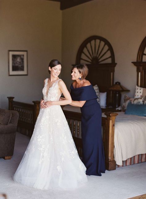 Mother Of The Bride Photos, Mother Daughter Wedding Photos, Mother Daughter Wedding, Mother Pictures, Family Wedding Photos, Bride Photos, Bride Pictures, Groom Photos, Mob Dresses