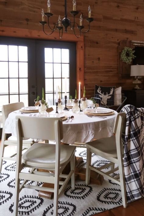 Modern Log Cabin Dining Room, Black And White Cabin Decor, Log Cabin Dining Tables, Cabin Thanksgiving, Colorado Decor, Autumn Entertaining, Snowy Cabin Aesthetic Interior, Cabin Makeover, Cabin Homes Interior