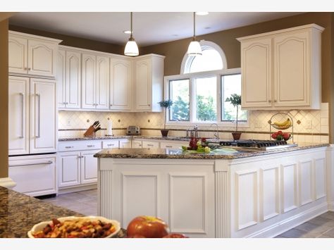 Kitchen Magic - Home and Garden Design Idea's Breakinridge with White Maple Cabinets Cathedral Cabinets, Cathedral Kitchen, Kitchen Cabinets Refacing, Kitchen Refacing, Wainscoting Styles, Fancy Kitchens, Refacing Kitchen Cabinets, Kitchen Cabinet Styles, Countertop Design