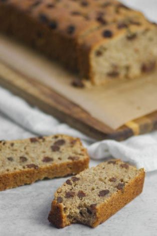 Healthy Chocolate Chip Banana Bread, White Chocolate Banana Bread, Pecan Bundt Cake, Banana Crumb Cake, Thanksgiving Desserts Kids, Quinoa Flour, Flours Banana Bread, Gluten Free Banana Bread, Chocolate Chip Banana