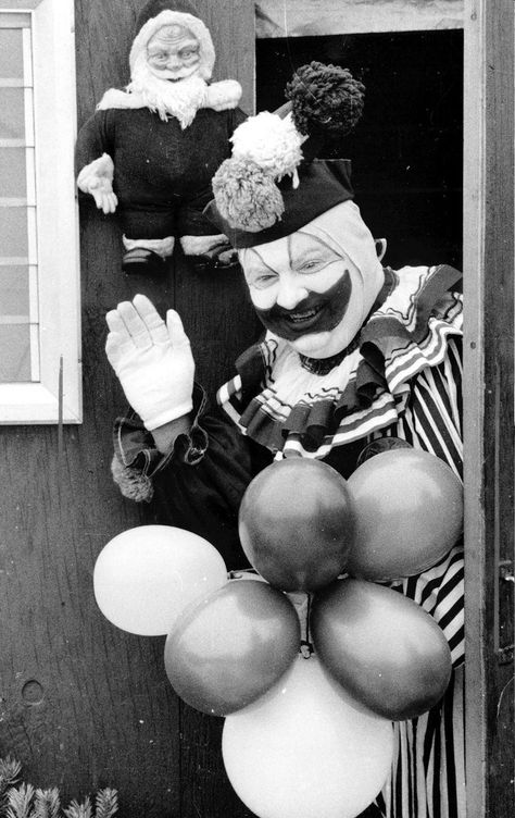 😈 on Twitter: "John Gacy dressed as Pogo the Clown. https://t.co/pkmiClWukH" / Twitter John Wayne Gacy, It Pennywise, Real Monsters, The Darkest Minds, Evil People, A Clown, Creepy Clown, Judy Garland, The Clown