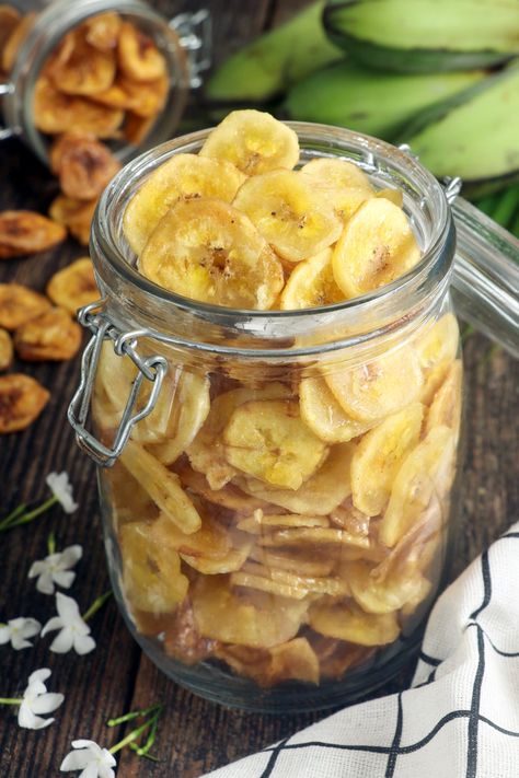 Make your own crisp, sugar-coated Banana Chips at home using this quick and simple recipe. With just 6 ingredients, you can make this golden and crunchy snack that can be eaten as it is or mixed with other dried or candied fruits or nuts. Dehydrating Bananas, Homemade Banana Chips, Super Healthy Snacks, Foxy Folksy, Easy Snacks For Kids, Raw Banana, Fried Bananas, Plantain Chips, Dried Mangoes