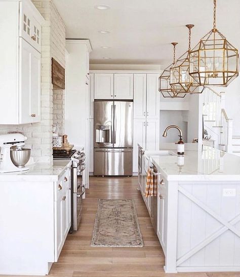 fall in love with this all white kitchen with brass/ gold accents. #kitchenideas #kitcheninspiration #whitekitchen #brassaccents Casa Country, Decor Ikea, All White Kitchen, Classic Kitchen, White Kitchen Design, Trendy Kitchen, Kitchen Remodel Idea, White Cabinets, Küchen Design