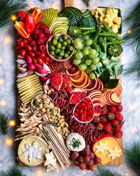 Red and Green Christmas Holiday Cheese Board [how-to + shopping lists] - The Delicious Life Savory Christmas Charcuterie Board, Cheese Board Appetizers, Board Appetizers, Christmas Charcuterie Board Ideas, Holiday Cheese Board, Christmas Charcuterie Board, Holiday Cheese Boards, Christmas Charcuterie, Holiday Cheese