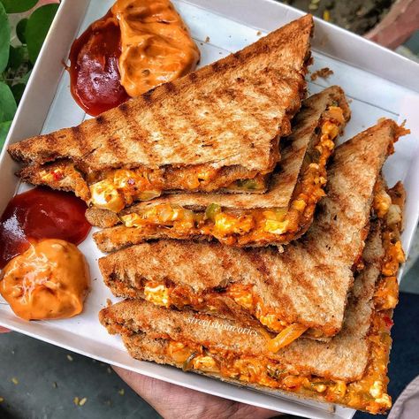 priya on Instagram: “Tandoori Paneer Sandwich 😍❣️ . Had these sandwiches stuffed with tandoori paneer and cheese served with ketchup and there in house dip, and…” Tandoori Paneer Sandwich, Tandoori Sandwich, Chai Pakoda, Cheat Day Food, Aesthetic Sandwich, Paneer Sandwich Recipe, Sandwich Aesthetic, Restaurant Banner, Paneer Sandwich