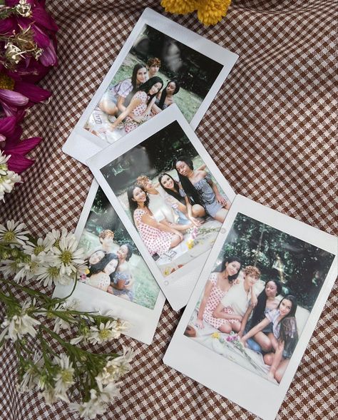 aesthetic picnic friends Picnic Pictures, Picnic Planning, Aesthetic Picnic, Picnic Inspiration, Aesthetic Content, Polaroid Pictures, Picnic Time, Spring Vibes, May Flowers