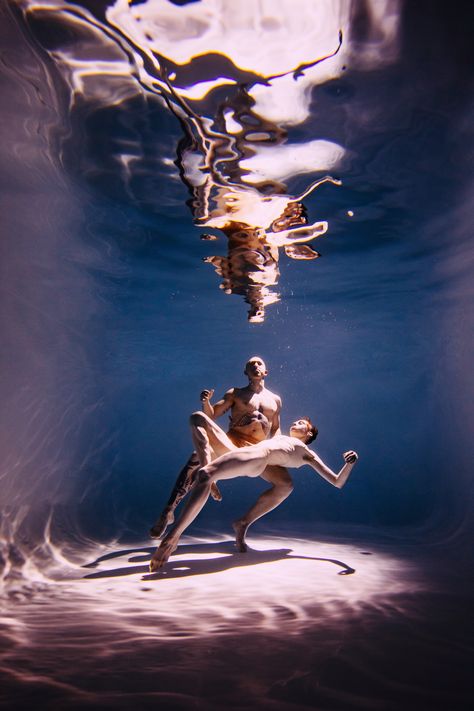 Underwater Photoshoot, Underwater Portrait, Queer Art, Under Water, Figure Drawing Reference, Action Poses, Underwater Photography, 영감을 주는 캐릭터, Pose Reference Photo