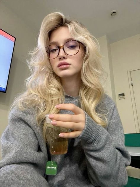 Glasses Frames For Women Blonde Hair, Hairstyles Glasses Women, Blondes With Glasses, Glasses For Blondes, Girls With Glasses Aesthetic, Glasses For Blonde Hair, Blonde Hair With Glasses, Glasses Aesthetic Girl, Blonde Hair And Glasses