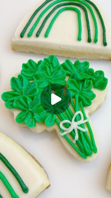 Shamrock Bouquet, Buttercream Techniques, Shamrock Cookies, St Patrick's Day Cookies, Decorated Cookies, Cookies And Cream, St Patrick’s Day, St Patricks, Cookie Decorating