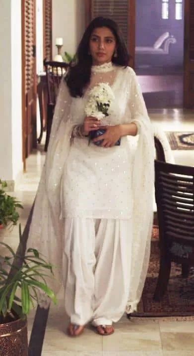 30 Ideas On How To Wear White Shalwar Kameez For Women Mahira Khan Dresses, Outfits Indian, Mode Hijabi, Kameez Designs, Pani Puri, Punjabi Outfits, Mahira Khan, Traditional Indian Dress, Casual Indian Fashion