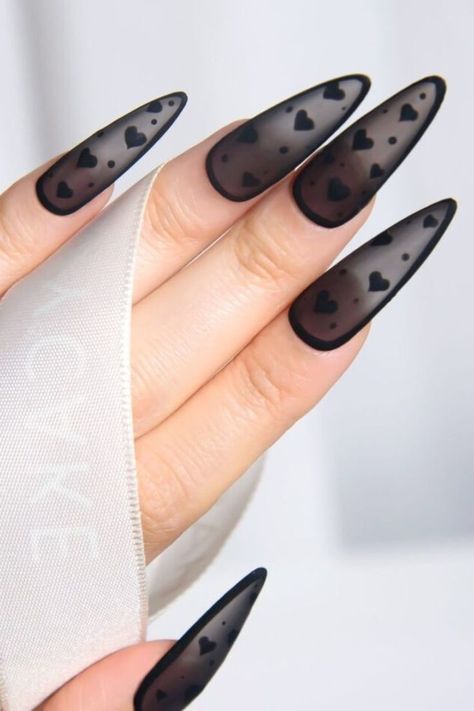 Transparent nails are all over my feed right now, and my sources tell me they’re going to become a huge hit. This hearty black design radiates lovey-dovey vibes you’ll fall for sooner or later.//photocredit:@venalisa_official