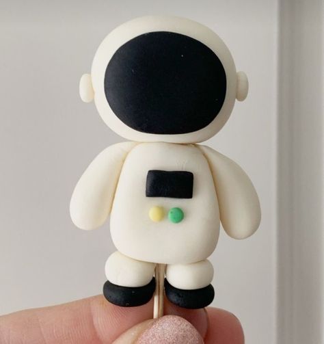 Astronaut Polymer Clay, Astronaut Clay Sculpture, Clay Astronaut Diy, Astraunaut Cake, Astronaut Fondant, Clay Astronaut, Playdough Cake, Astronaut Diy, Astronaut Craft