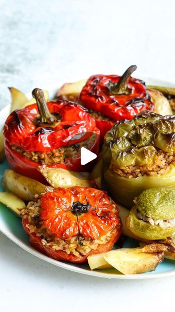 Greek Dinner, Stuffed Vegetables, Greek Dinners, Green Capsicum, Seasonal Vegetables, Super Foods, Minced Meat, Vegetable Seasoning, Tomato Paste