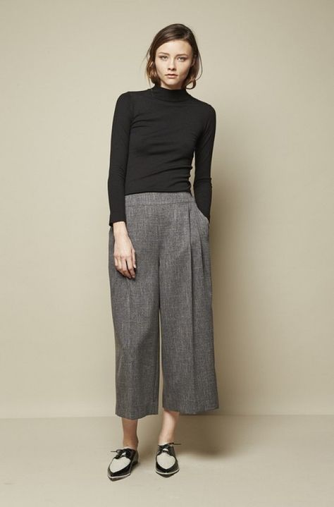 Grey Culottes, Modern Minimalist Fashion, Minimalist Fashion Outfits, Wide Trousers, Grey Trousers, Photo Charms, Pantalon Large, 가을 패션, 여자 패션