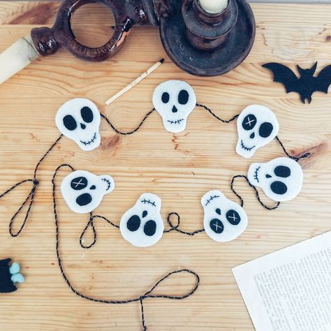 Hanging Skulls, Skull Garland, Halloween Nursery, Felt Skull, Window Porch, Halloween Girlande, Garland Halloween, Mom Fall, Halloween Garland