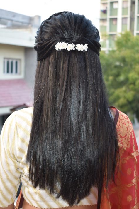 Open Hairstyles Indian Wedding, Hairstyles On Saree, Straightened Hairstyles, Saree Hairstyle, South Wedding, Hair Style On Saree, Open Hair, Saree Hairstyles, Simple Hairstyle