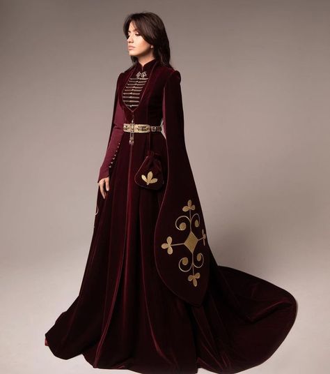 Medieval Royal Dress, Royal Dresses Fantasy, Queen Dress Royal Medieval, Medieval Dress Royal, Medieval Clothing Royal, Medieval Queen Dress, Moda Medieval, Royal Gowns, Queen Outfits