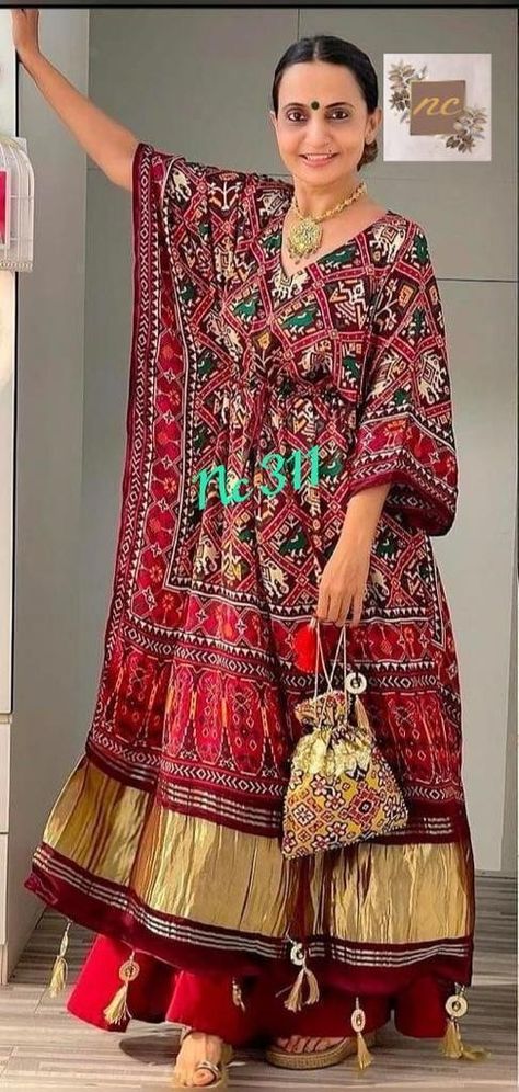 Gajji Silk Kurta, Kaftan Kurti, Kaftan Design, Indian Kurti Designs, Indian Kurti, Kaftan Designs, Beautiful Casual Dresses, Punjabi Dress, Kurta Designs