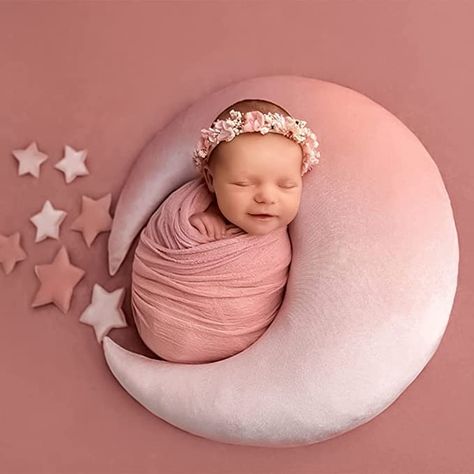 Newborn Christmas Photography, Newborn Posing Pillow, Photography Pillow, Baby Pictures Newborn, Newborn Photography Poses, Newborn Studio, Infant Photography Props, Baby Poses, Photoshoot Props