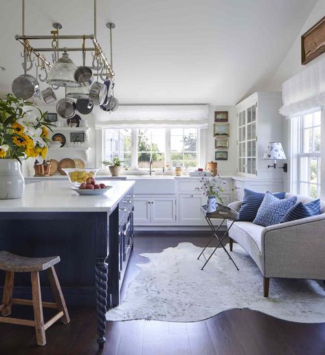 26 Gorgeous Décor Ideas to Make Your Kitchen More Inviting Nantucket Kitchen, Nantucket House, Veranda Magazine, Entertaining Dinner, Nantucket Home, Host Dinner Party, A Love Letter, Fabric Dining Chairs, Home Design Decor