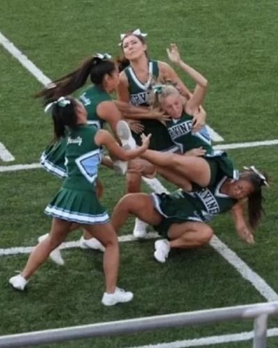 Hilarious Cheerleading Fails That Will Make You Look Twice - The Delite Cheerleading Fails, Funny Cheerleader, Cheer Fails, Sports Fails, Perfectly Timed Photos, Perfect Timing, Sports Photos, Epic Fails, Sports Humor