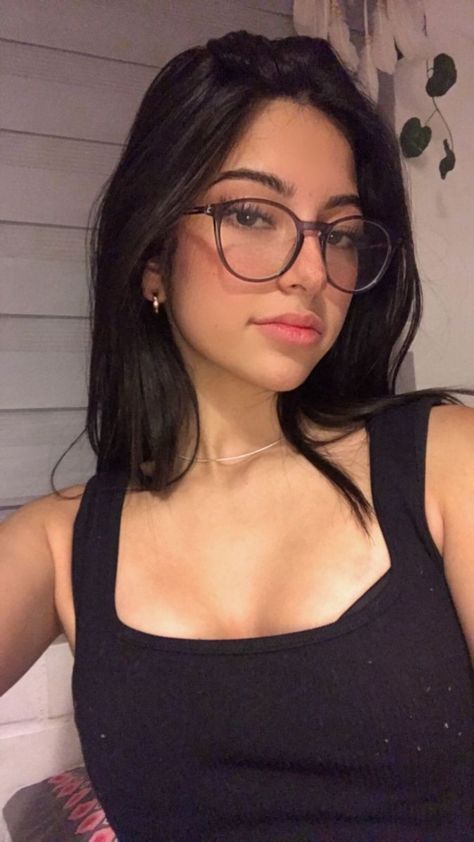 Cute Poses With Specs, Glasses Inspo Heart Face, Oval Face Frames Glasses, Cute Glasses For Oval Face, Glasses Frames For Women Asian, Black Round Glasses Women, Glasses Frames For Heart Shaped Faces, Glasses Inspiration Round Face, Glasses Frame For Oval Face Shape