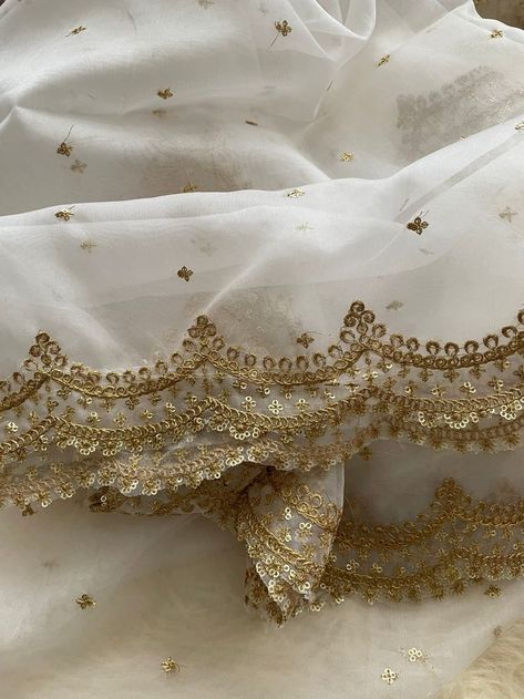 Embroidered Dupatta Design, Golden Net Dupatta, Scalloped Dupatta Embroidery, White Dupatta Designs With Lace, White Duppata Design, White And Gold Fabric, Scallop Embroidery Border, White Bride Outfits, Golden Dupatta Designs