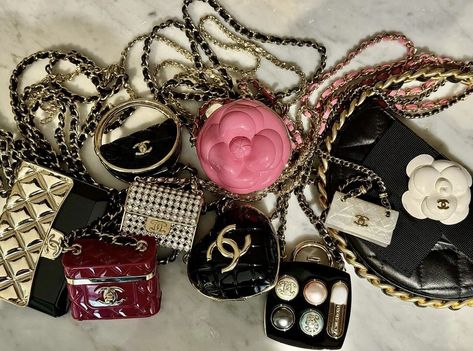 Chanel Aesthetic Vintage, Lori Hirshleifer, Coco Chanel Bags, Channel Aesthetic, Bag With Charms, Paris Chanel, Chanel Aesthetic, Vintage Chanel Bag, Daily Accessories