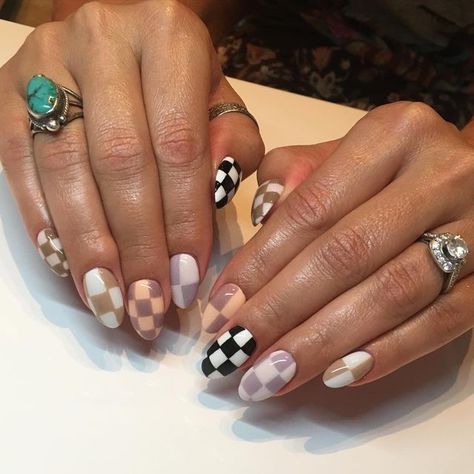 Checkered Chrome Nails, Checkers Nails Design, Fun Trendy Nails, Pastel Checkered Nails, Chrome Checkered Nails, Nail Ideas Fall 2024, Checkered Print Nails, Checkered Nail Ideas, Retro Nail Art Vintage