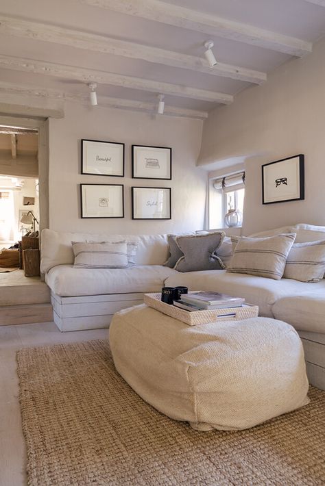 A cottage in The Cotswolds Cotswold Cottage Interior, Cotswold Cottage, Cotswolds Cottage, Cottage Living Rooms, Cottage Interior, Living Comedor, Cottage Interiors, Living Room Spaces, The Cotswolds