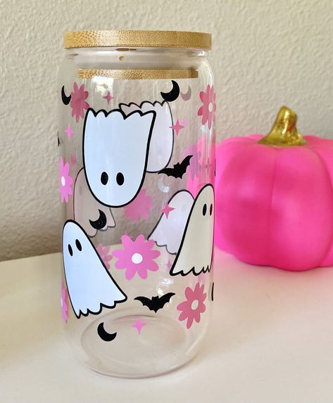 cute Halloween ghosts 16 oz Libbey glass with bamboo lid and straw! 👻 GLASS CUP DETAILS: -16 oz -BPA free -3" W x 5.75"H -Comes with bamboo lid and glass straw -Option of straight straw or curved straw  -Designs are made with permanent vinyl  CUP CARE INSTRUCTIONS: - Gently hand wash only - Avoid hard scrubbing   - Not dishwasher safe - Do not soak  - Cold drinks only BAMBOO LID CARE: -Hand wash  -Not dishwasher safe - wash after each use, immediately dry, and do not keep liquids in the cup with the lid on for a long period of time. NOTE:  ~This item is handmade and made to order. Processing time is between 3-5 days. Placement of designs may vary slightly and might not be completely be identical due to it being handmade.  ~ Due to this item being personalized, returns & exchanges are not Ghost Cup, Trendy Water Bottles, Cricut Christmas Ideas, Cute Coffee Cups, Halloween Cups, Pink Cups, Birthday Gifts For Teens, Craft Show Ideas, Glass Straws