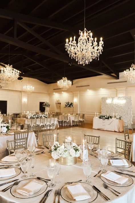 Classic Wedding Venue Receptions, Wedding Reception Venues Indoor Elegant, Wedding Venues Indoor Elegant Simple, Classic And Formal Wedding, Wedding Venues Indoor Simple, Romantic Wedding Venue Ideas, Weeding Decoration Inside, Wedding Set Up Reception, Small Wedding Reception Ideas Indoor