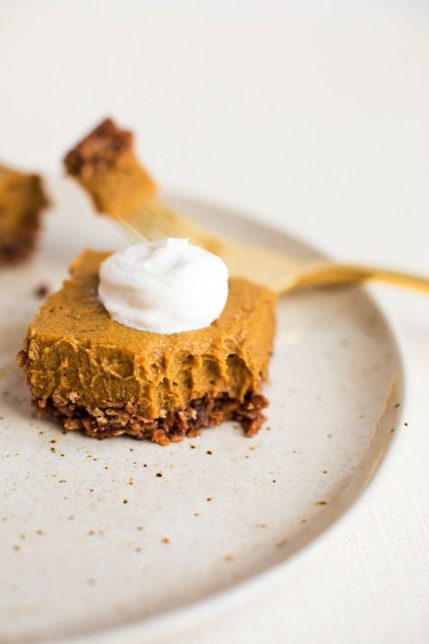 These decadent pumpkin pie bars pair a crunchy granola crust with a creamy, thick pumpkin filling. Coconut oil and cashew butter make it Vegan & GF. No Bake Pumpkin Bars, Pumpkin Pie No Bake, Bake Bar, Healthy Thanksgiving Desserts, Healthy No Bake Cookies, Pie No Bake, Bird Food Recipes, No Bake Pumpkin, Bake Pumpkin