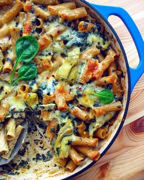 Cheesy Spinach & Artichoke Baked Pasta Pasta Cold, Whole Grain Pasta, Pasta Spinach, Cold Weather Comfort Food, Cheesy Spinach, Baked Pasta, Meatless Dinner, Vegan Lunches, Vegetarian Dinners