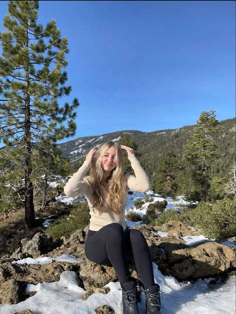 Hiking Outfit Inspo Winter, Snow Hike Outfit, Cute Hiking Fits Winter, Hiking Outfit Winter Aesthetic, Girly Hiking Outfit, Tahoe Outfit Fall, Cold Hike Outfit, White Hiking Outfit, Hiking Aesthetic Winter