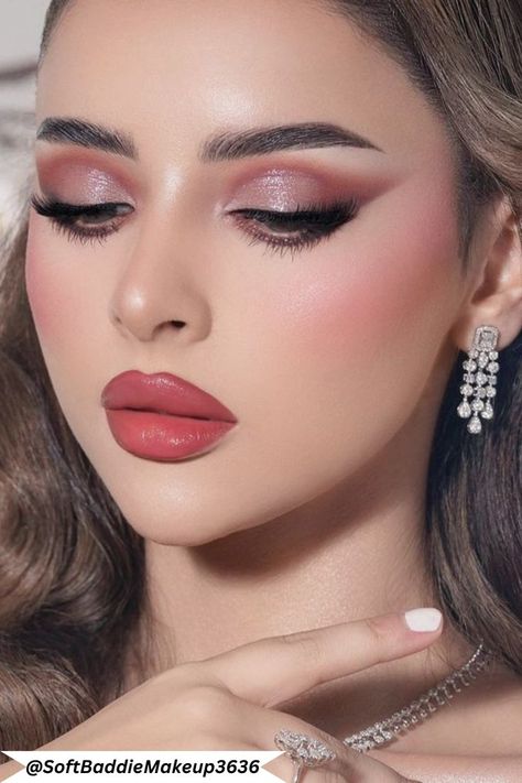 Close-up of baddie makeup look featuring glowing skin, highlighted cheeks, and glossy lips. Soft Baddie Makeup, Makeup Baddie, Makeup Looks Everyday, Shiny Makeup, Glitter Makeup Looks, Baddie Vibes, Bridal Eye Makeup, Night Beauty, Soft Glam Makeup