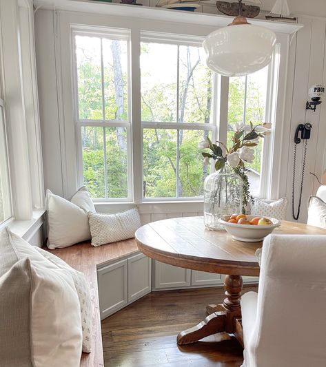 Corner Banquette Seating Dining Room, Built In Seating Kitchen, Built In Bench Seating Dining, Built In Kitchen Nook, Breakfast Nook Ideas Bay Window, Built In Kitchen Bench, Corner Bench Kitchen Table, Built In Kitchen Table, Kitchen Banquettes