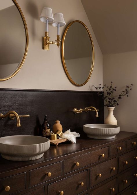 30 Country Bathroom Ideas That Will Instantly Transport You to Greener Pastures Vintage Style Master Bath, Moody Tiny Bathroom, Classic Masculine Bathroom, Vintage Double Vanity, Vintage Bathroom Organization, Dark Beige Bathroom, Bathroom With Dark Cabinets, Hotel Bathroom Aesthetic, Moody Vintage Bathroom