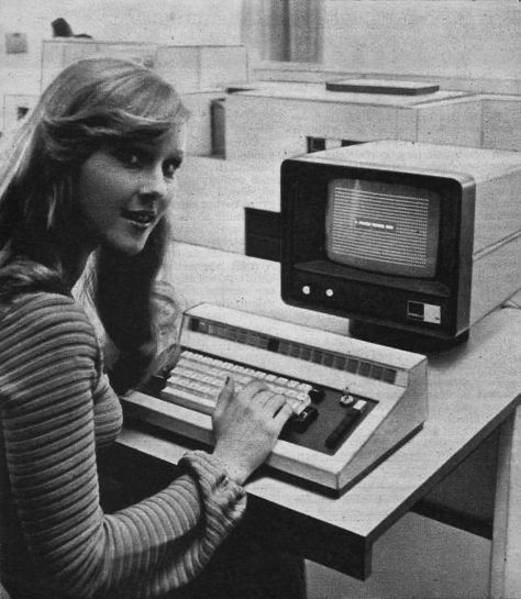 Technology Pictures, Academia Aesthetic Fashion, Computer Science Women, Obsolete Technology, Old Computer, Vintage Computer, Tech Girl, Recurring Dreams, Computer Equipment