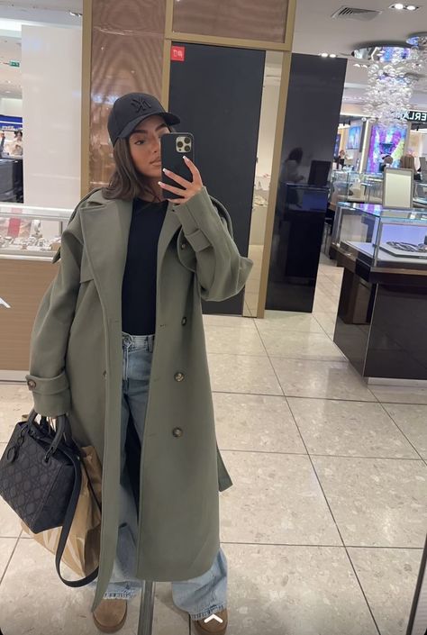 Sweats With Trench Coat, Basic Ootd, Camel Outfit, Khakis Outfit, Football Mums, Trench Coat Outfit, Beige Trench Coat, Winter Trench Coat, Street Style Inspiration