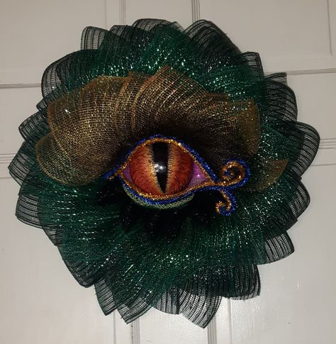 Eye Wreath Halloween, Volcano Birthday, Eyeball Wreath, Dragon Wreath, Reptile Eye, Mesh Crafts, Deco Mesh Crafts, Dragon Crafts, Halloween Eyeballs