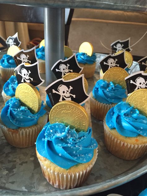 Pirate cupcakes pirate party Pirate Theme Cupcakes, Pirate Desserts, Pirate Birthday Cupcakes, Pirate Party Cake, Pirate Snacks, Pirate Cupcakes, Pirate Party Games, Kids Pirate Party, Mermaid Pirate Party