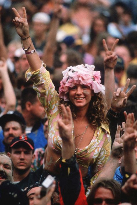 Woodstock, 1994  - ELLE.com Woodstock 1994, Woodstock Fashion, Woodstock Photos, Mundo Hippie, Woodstock Hippies, Woodstock 1969, Hippie Lifestyle, Hippie Aesthetic, Hippie Culture